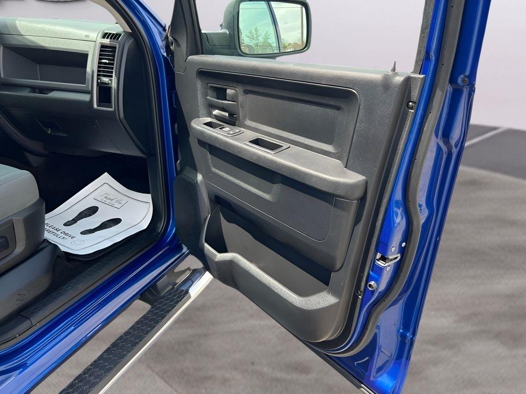 RAM 1500 Tradesman Crew Cab SWB 4WD 2016