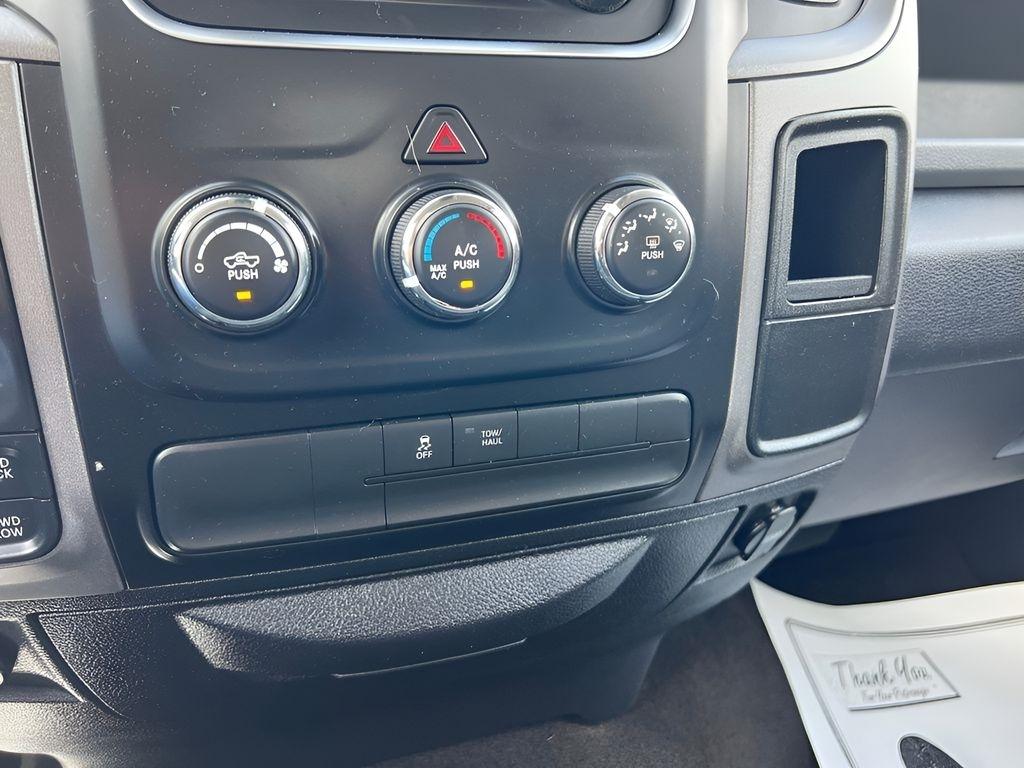 RAM 1500 Tradesman Crew Cab SWB 4WD 2016