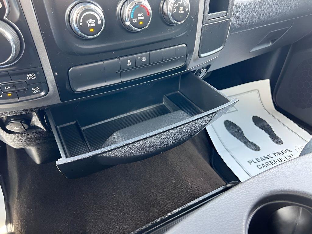 RAM 1500 Tradesman Crew Cab SWB 4WD 2016