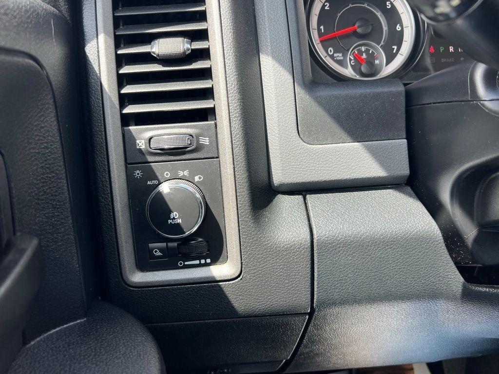 RAM 1500 Tradesman Crew Cab SWB 4WD 2016