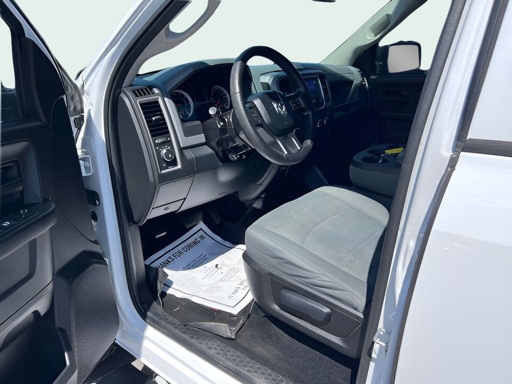 RAM 1500 Tradesman Crew Cab SWB 4WD 2016