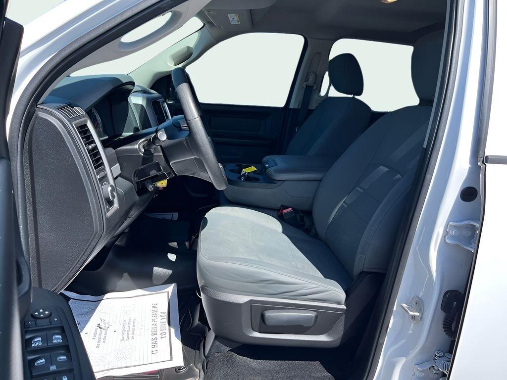 RAM 1500 Tradesman Crew Cab SWB 4WD 2016