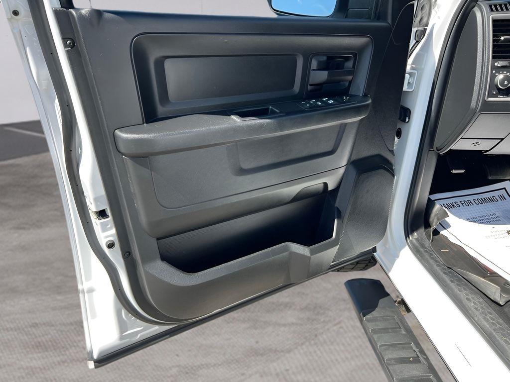 RAM 1500 Tradesman Crew Cab SWB 4WD 2016