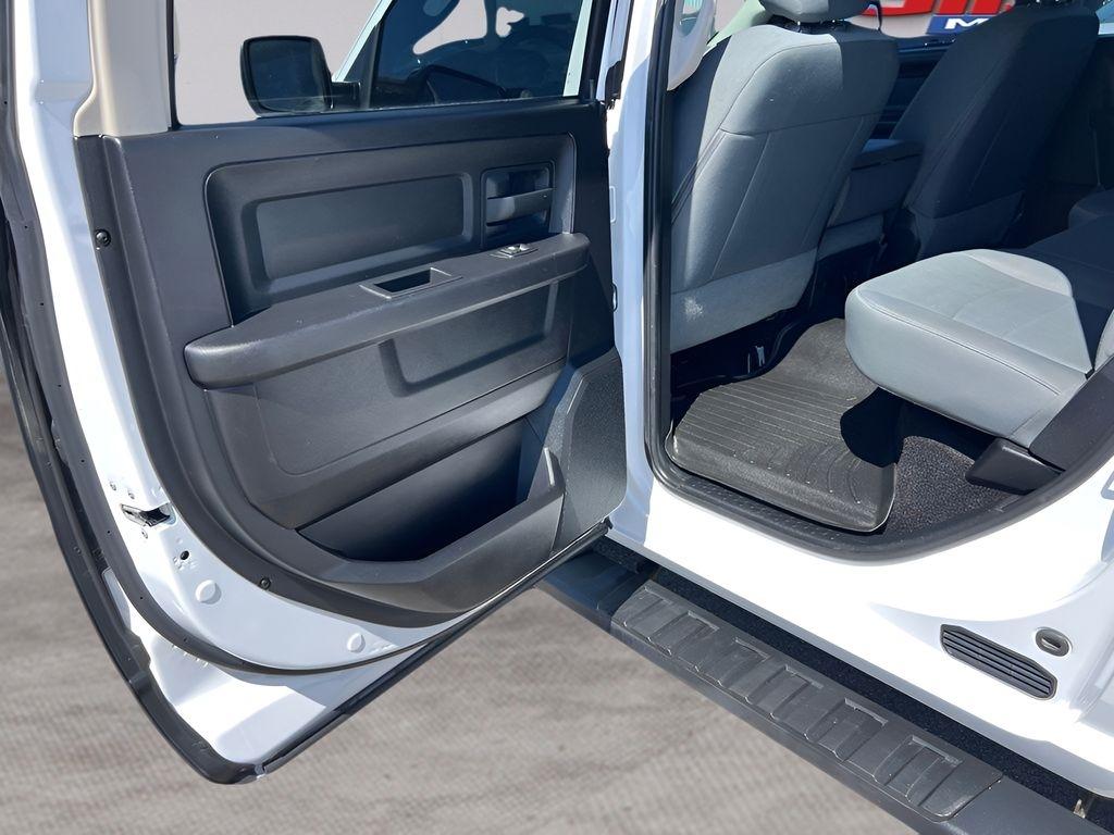 RAM 1500 Tradesman Crew Cab SWB 4WD 2016