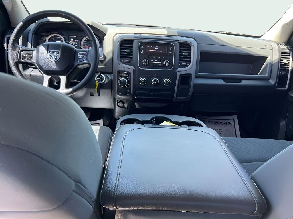 RAM 1500 Tradesman Crew Cab SWB 4WD 2016