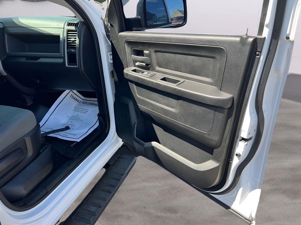 RAM 1500 Tradesman Crew Cab SWB 4WD 2016