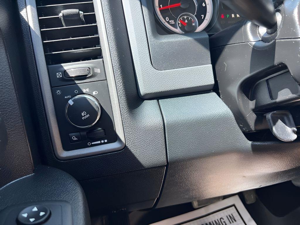RAM 1500 Tradesman Crew Cab SWB 4WD 2016