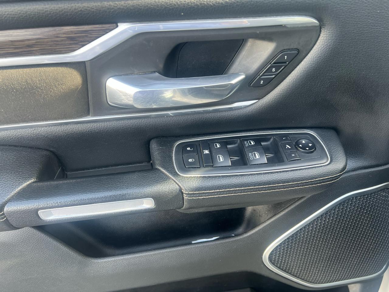 RAM 1500 Laramie 4x4 Crew Cab 5'7" Box 2020