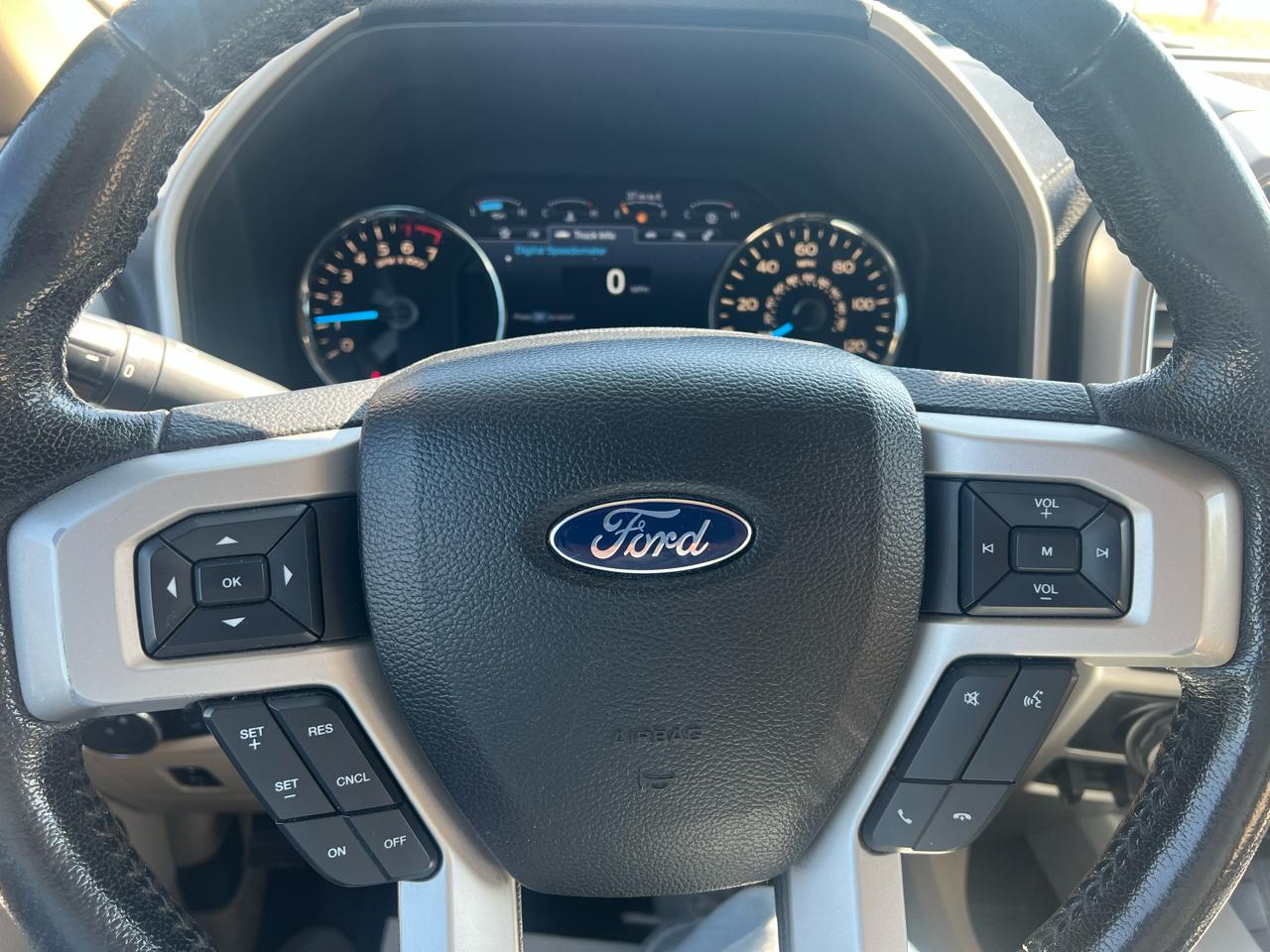 Ford F-150 4WD SuperCrew 150" Lariat 2016