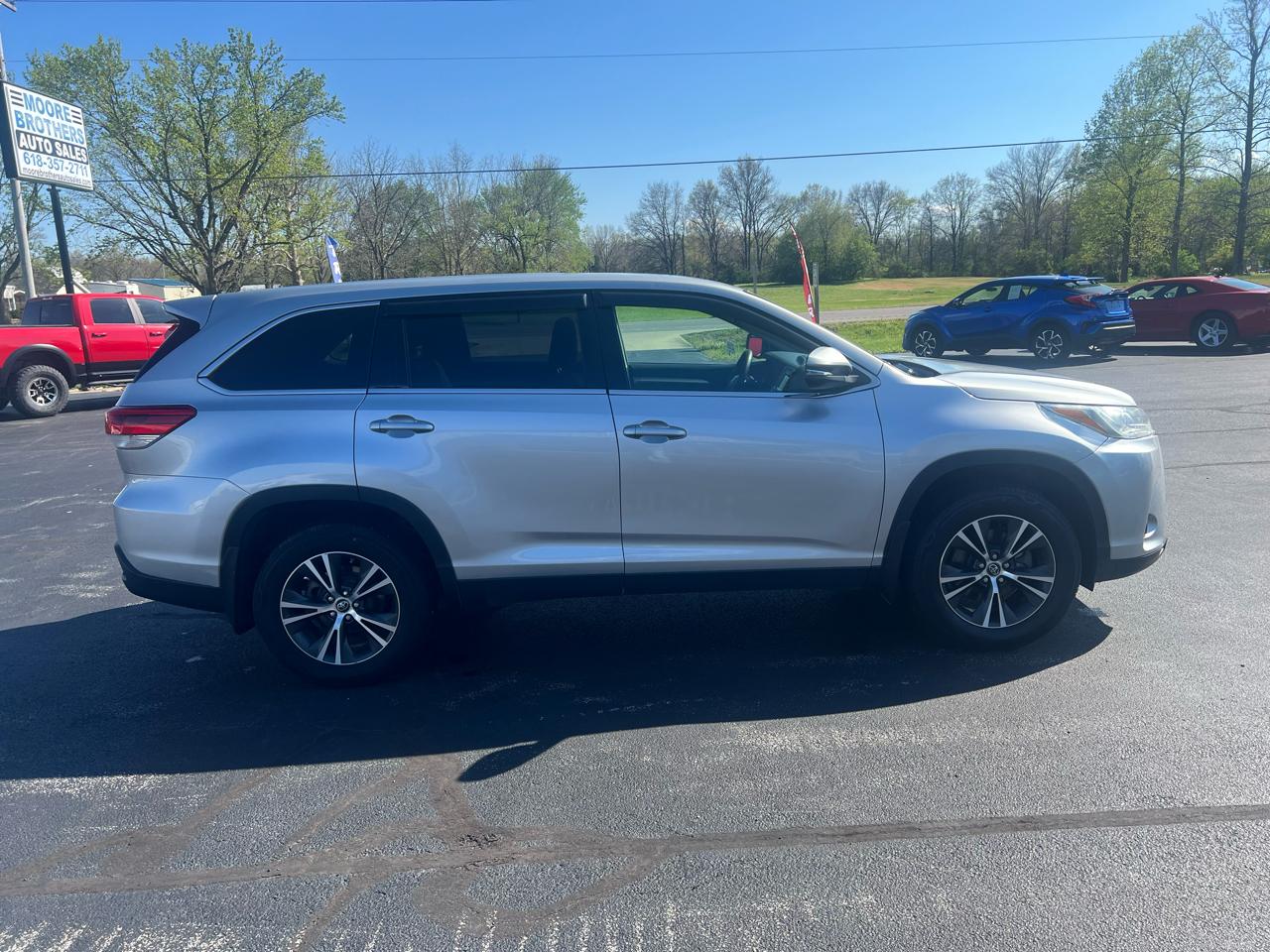 Toyota Highlander LE V6 AWD (Natl) 2019