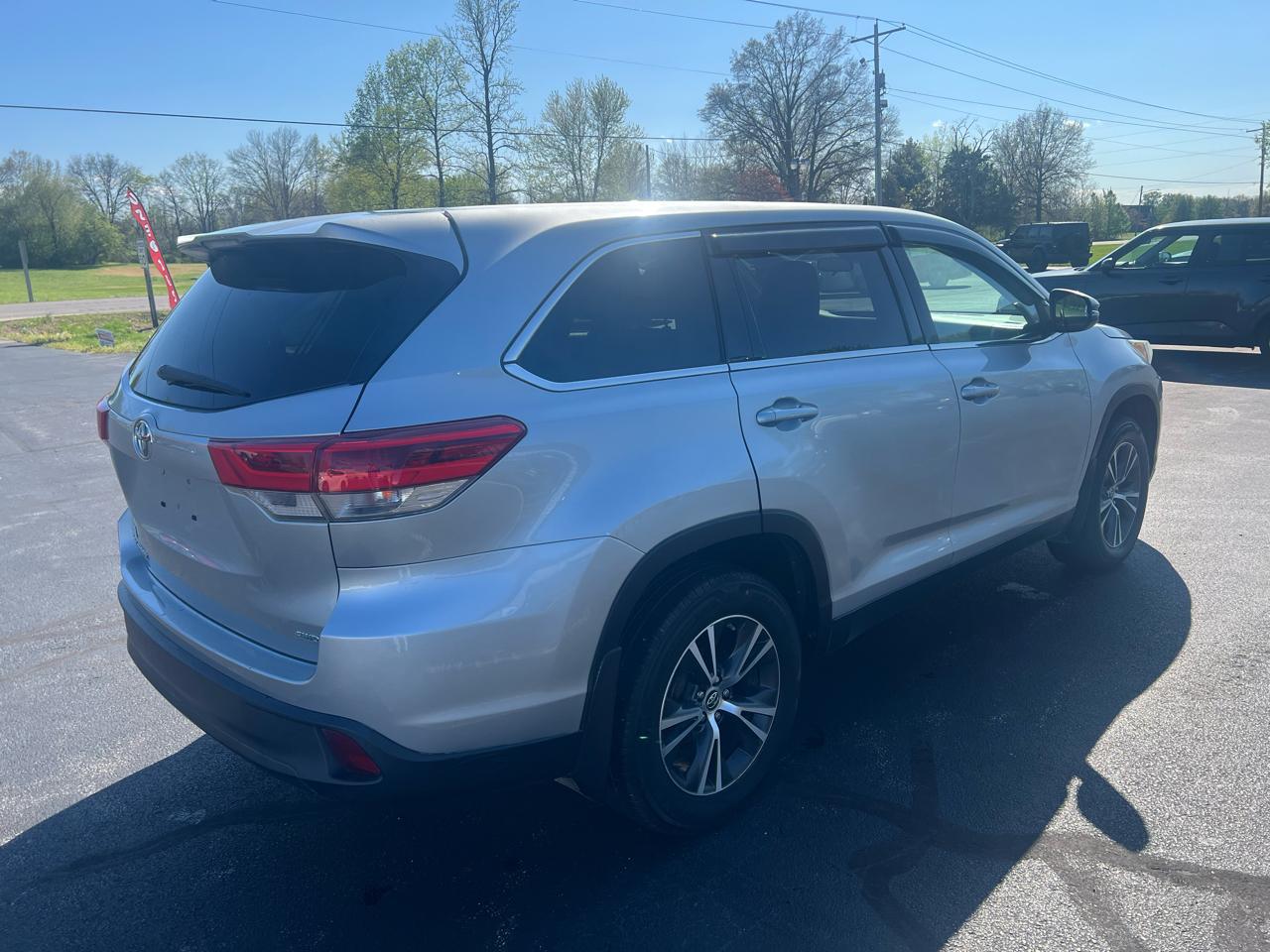 Toyota Highlander LE V6 AWD (Natl) 2019