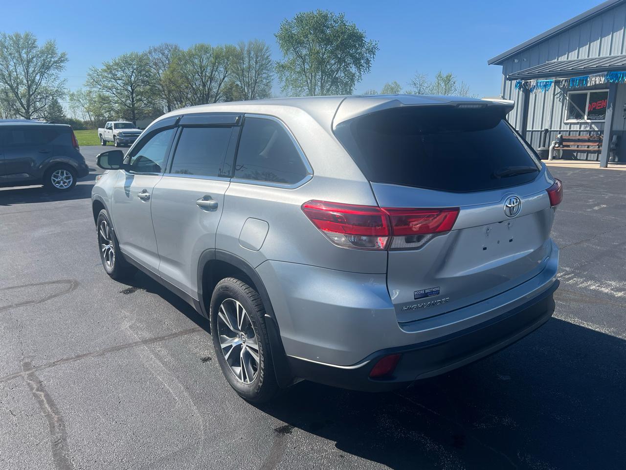 Toyota Highlander LE V6 AWD (Natl) 2019