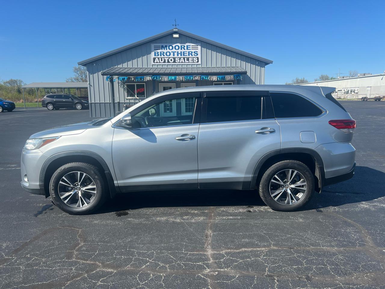 Toyota Highlander LE V6 AWD (Natl) 2019