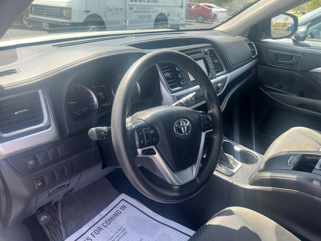 Toyota Highlander LE V6 AWD (Natl) 2019