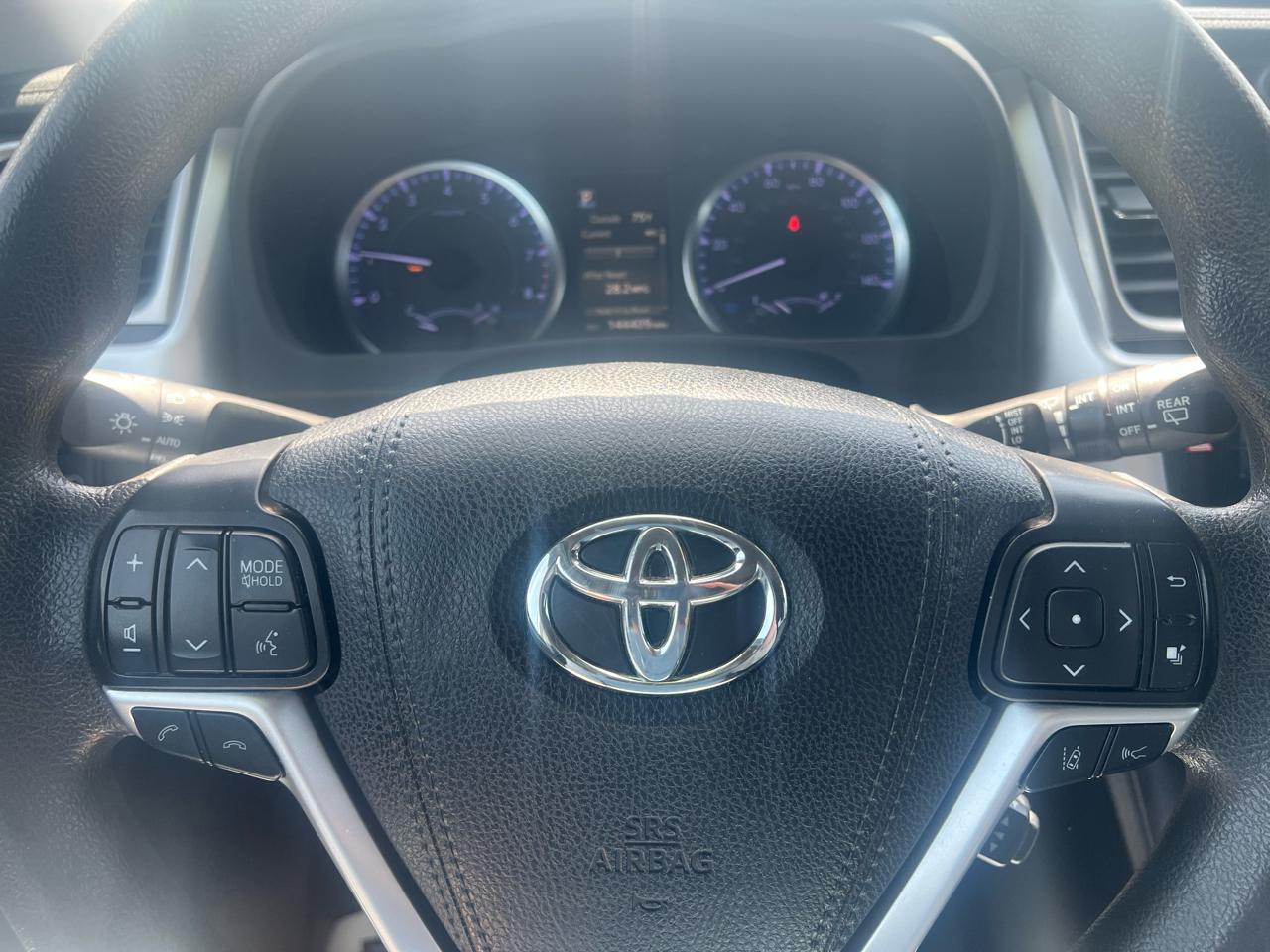 Toyota Highlander LE V6 AWD (Natl) 2019