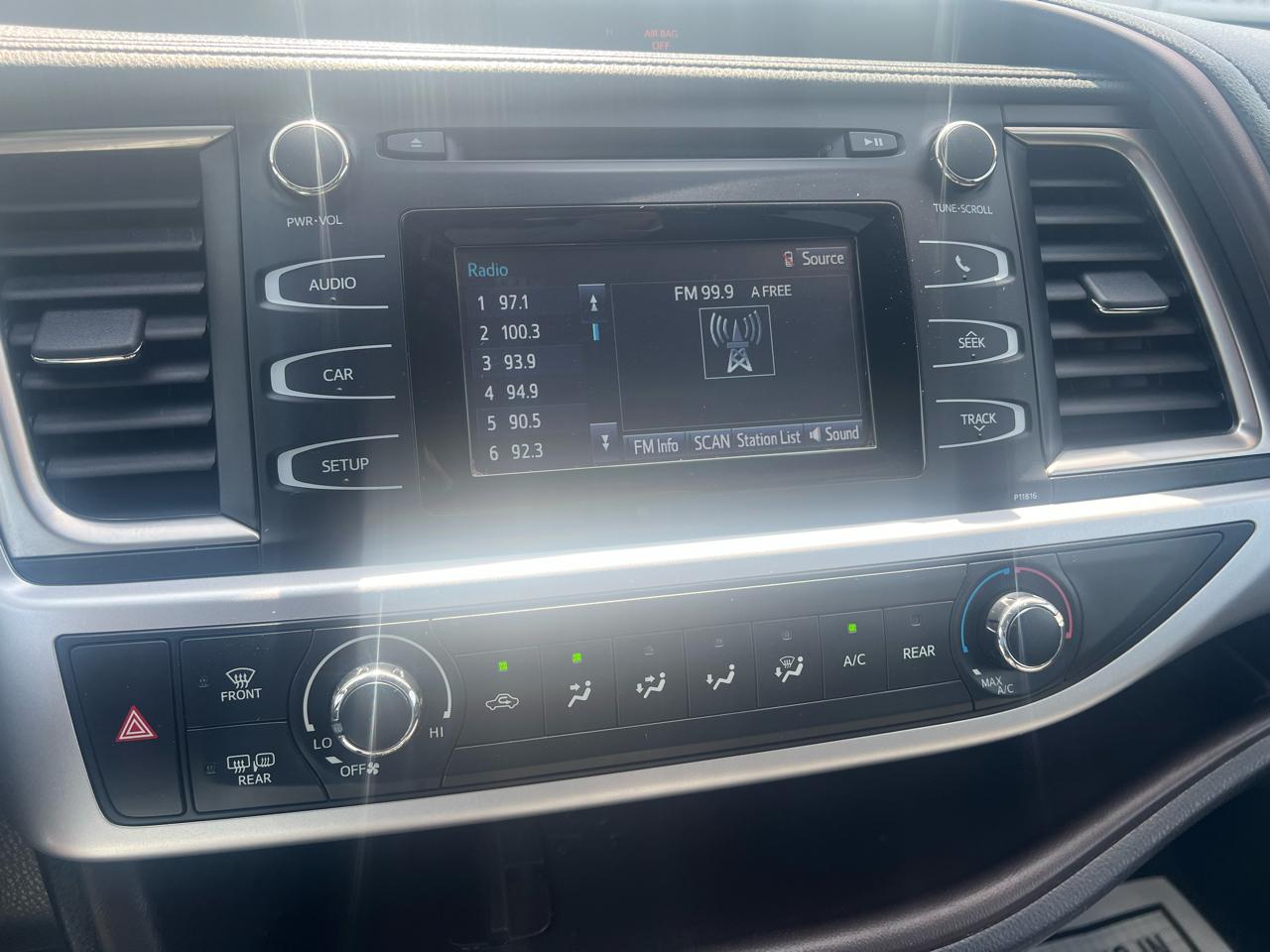 Toyota Highlander LE V6 AWD (Natl) 2019