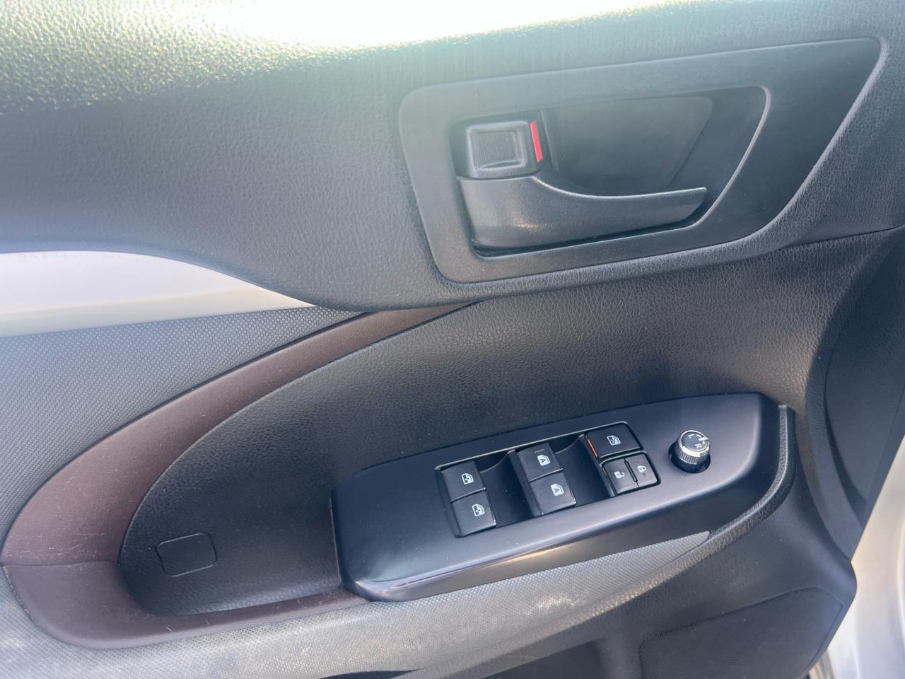 Toyota Highlander LE V6 AWD (Natl) 2019