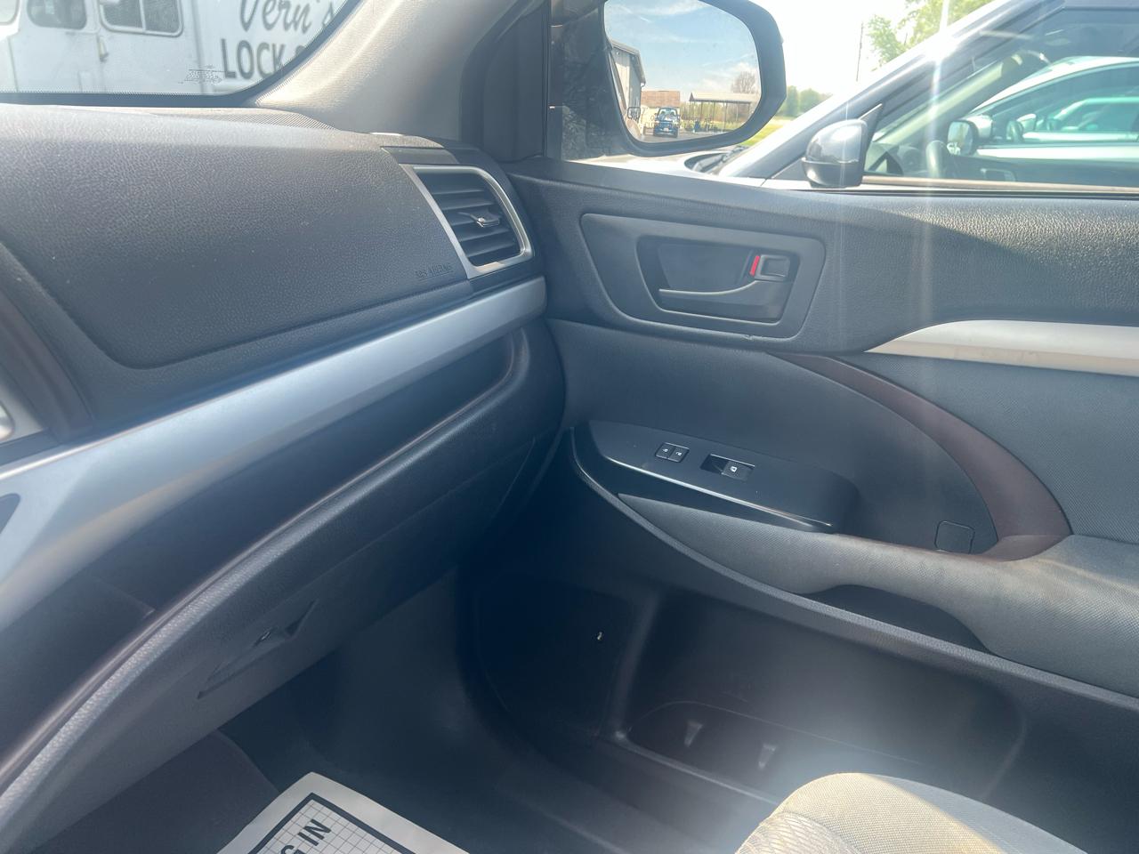 Toyota Highlander LE V6 AWD (Natl) 2019