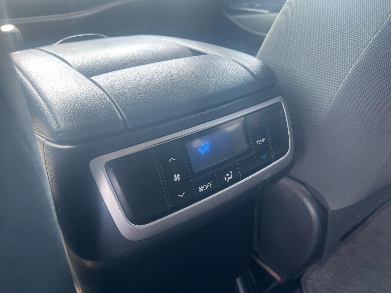 Toyota Highlander LE V6 AWD (Natl) 2019