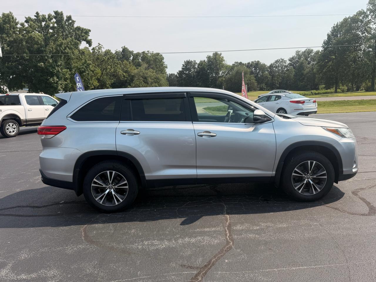 Toyota Highlander LE V6 AWD (Natl) 2019