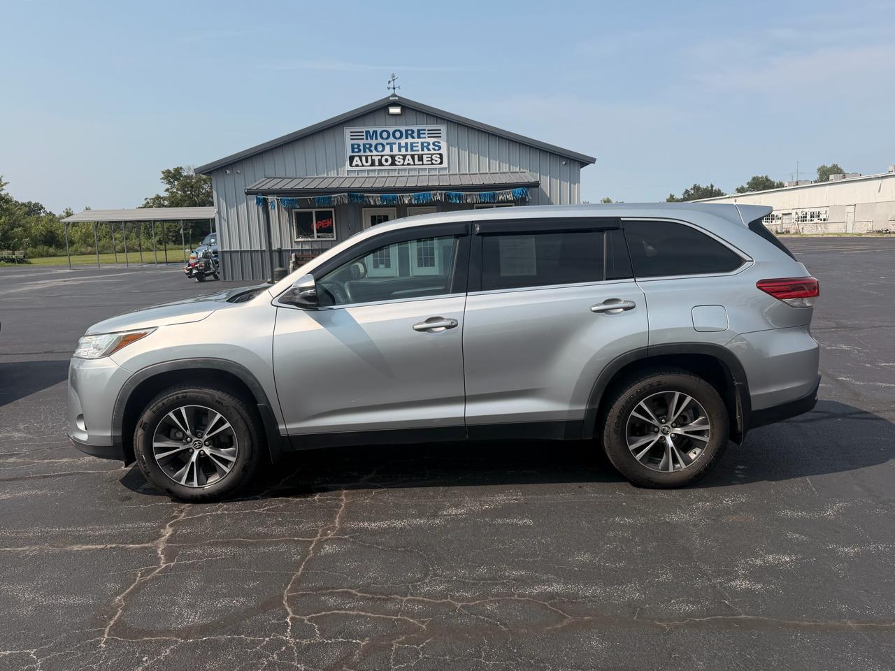 Toyota Highlander LE V6 AWD (Natl) 2019