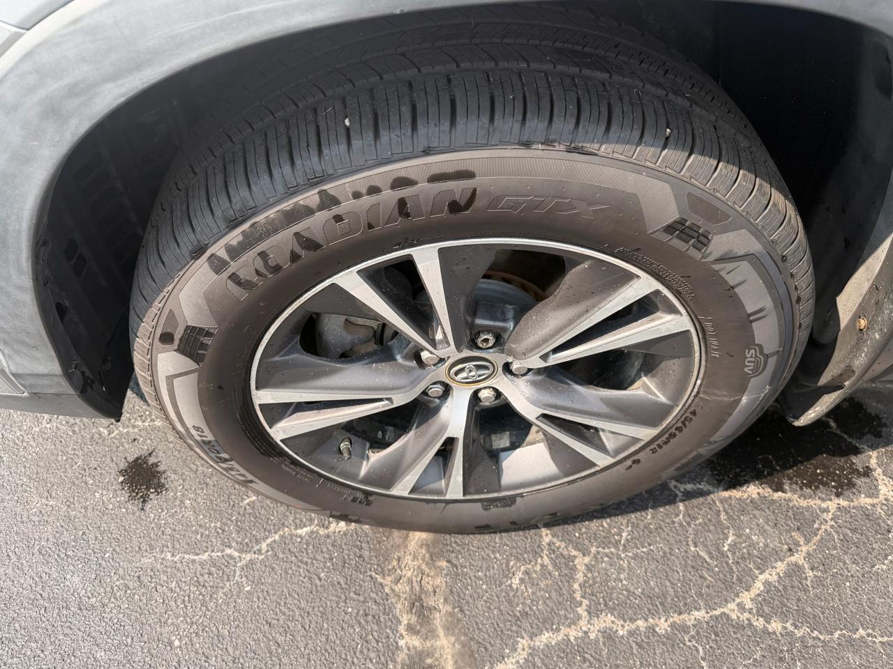 Toyota Highlander LE V6 AWD (Natl) 2019