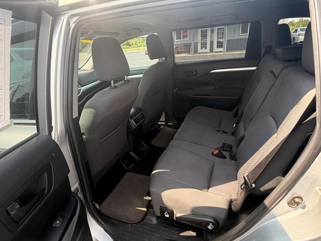 Toyota Highlander LE V6 AWD (Natl) 2019