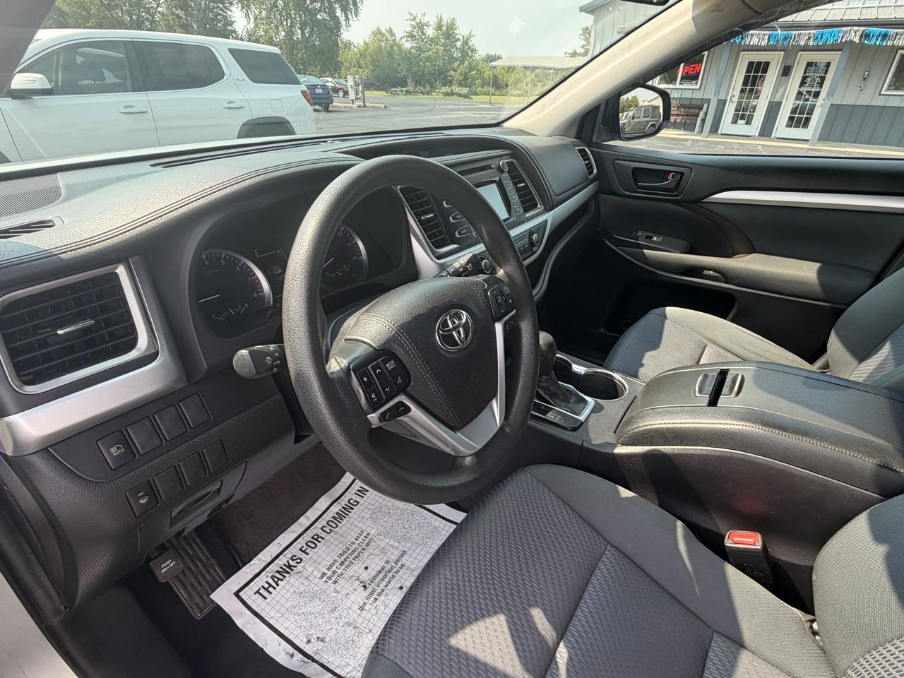 Toyota Highlander LE V6 AWD (Natl) 2019