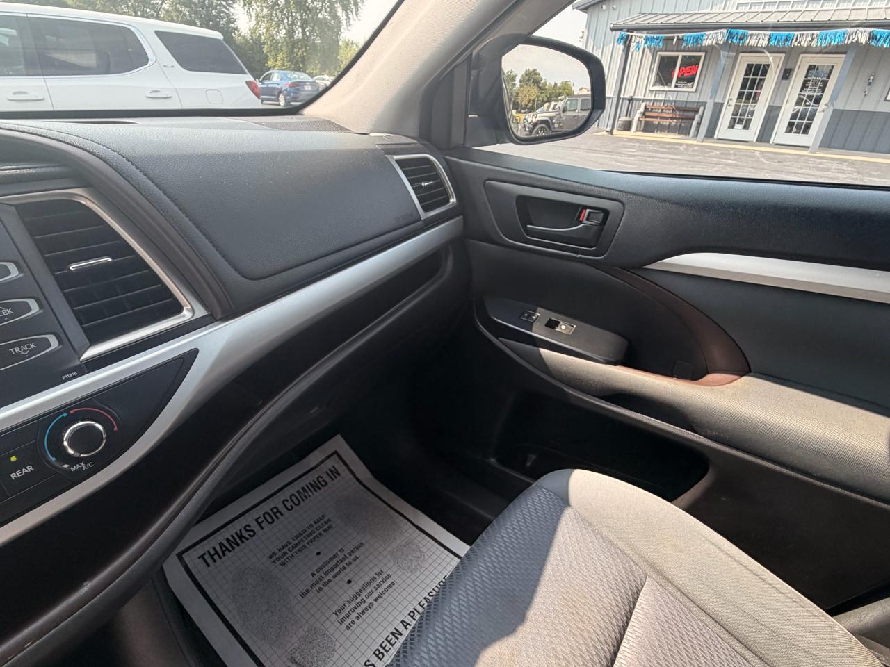Toyota Highlander LE V6 AWD (Natl) 2019