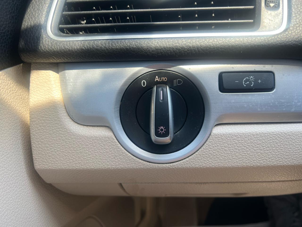 Volkswagen Passat 4dr Sdn 2.5L Auto SE 2013