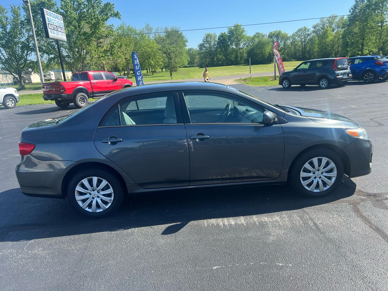 Toyota Corolla 4dr Sdn Auto LE (Natl) 2012