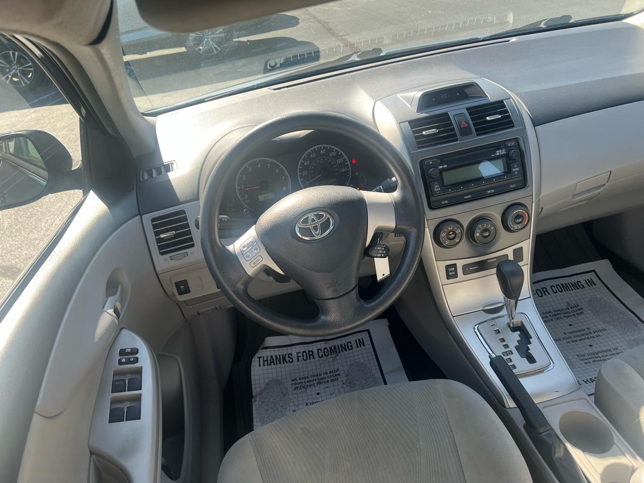 Toyota Corolla 4dr Sdn Auto LE (Natl) 2012
