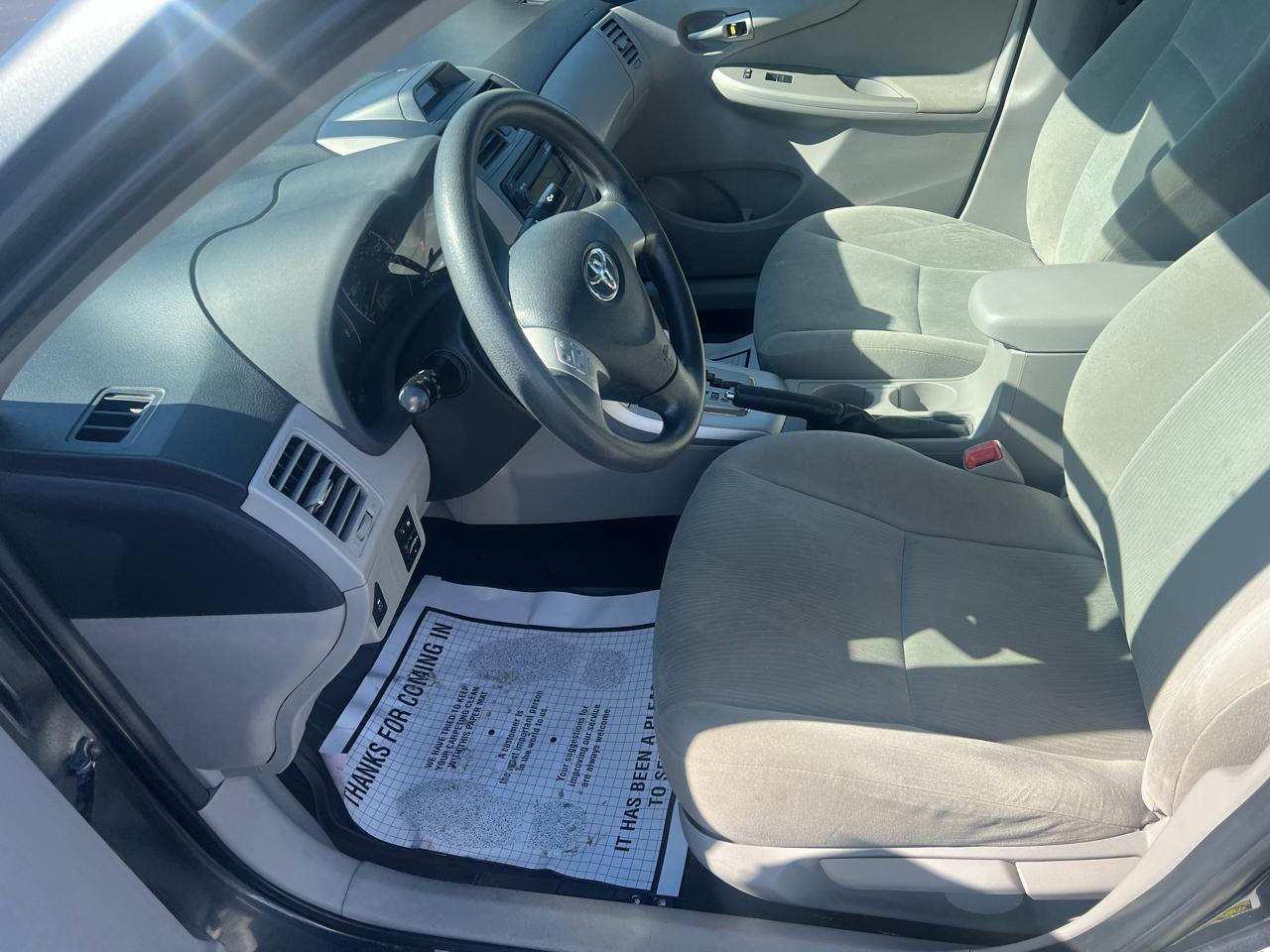 Toyota Corolla 4dr Sdn Auto LE (Natl) 2012