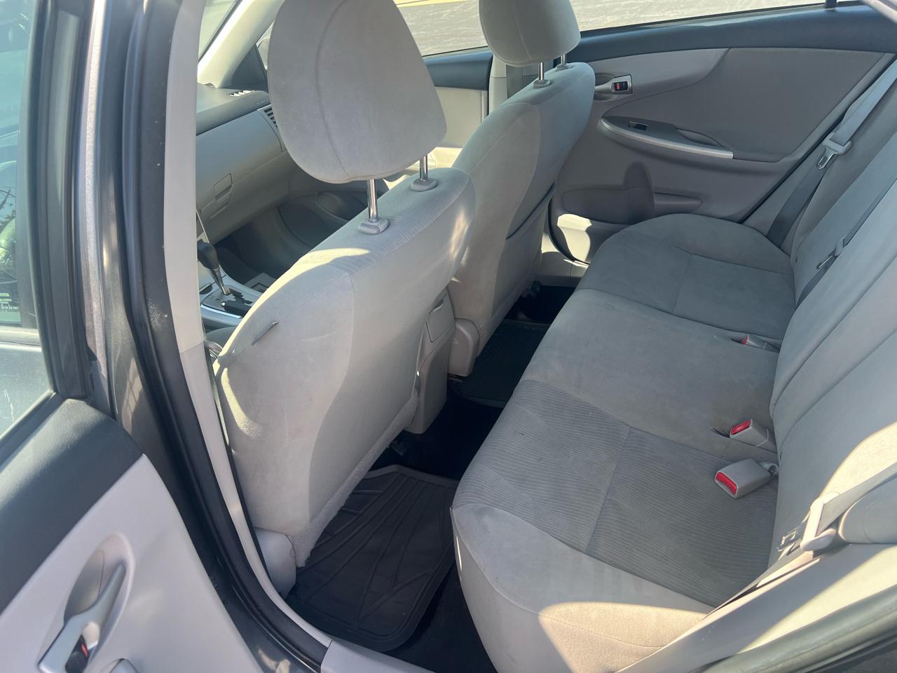 Toyota Corolla 4dr Sdn Auto LE (Natl) 2012