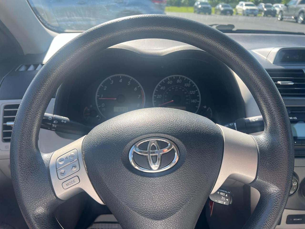 Toyota Corolla 4dr Sdn Auto LE (Natl) 2012