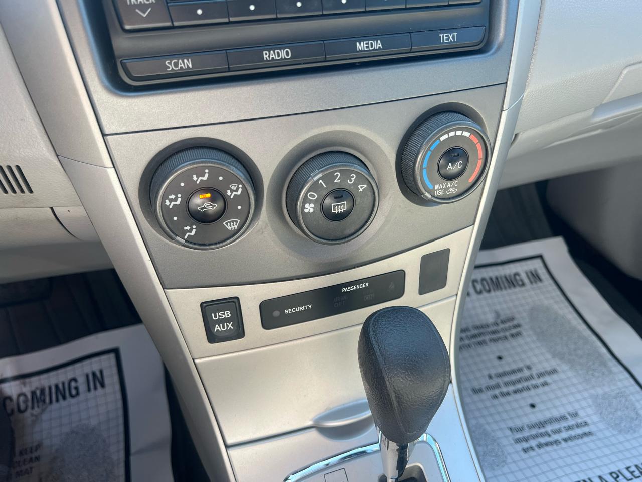 Toyota Corolla 4dr Sdn Auto LE (Natl) 2012