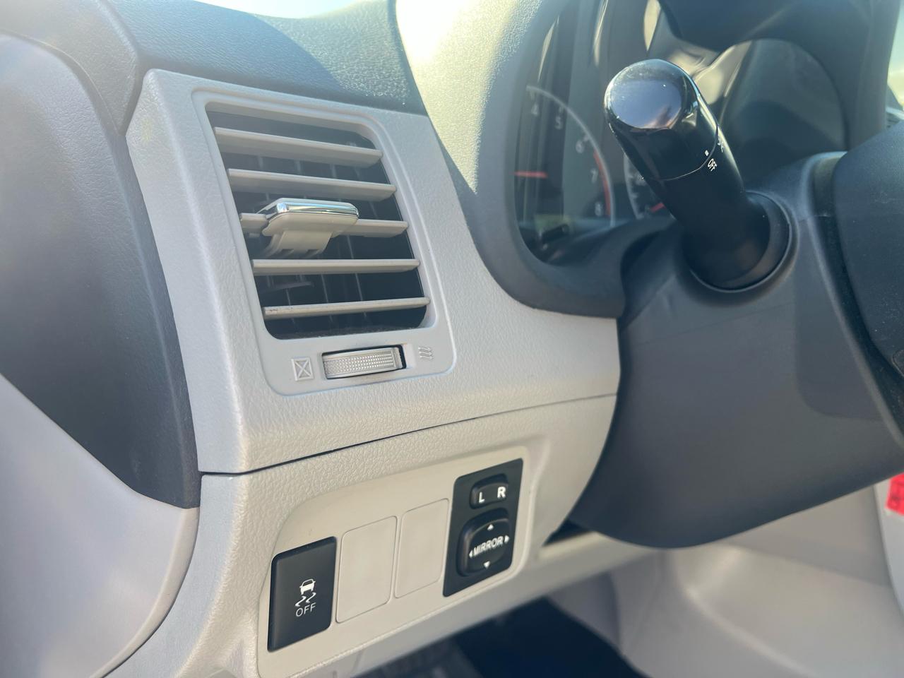 Toyota Corolla 4dr Sdn Auto LE (Natl) 2012