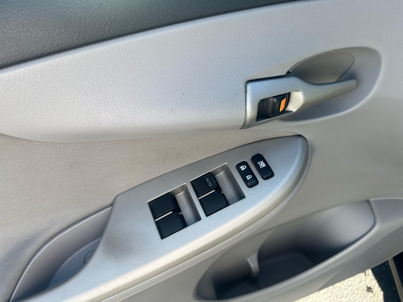 Toyota Corolla 4dr Sdn Auto LE (Natl) 2012