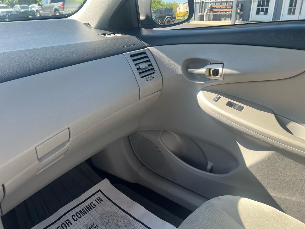 Toyota Corolla 4dr Sdn Auto LE (Natl) 2012