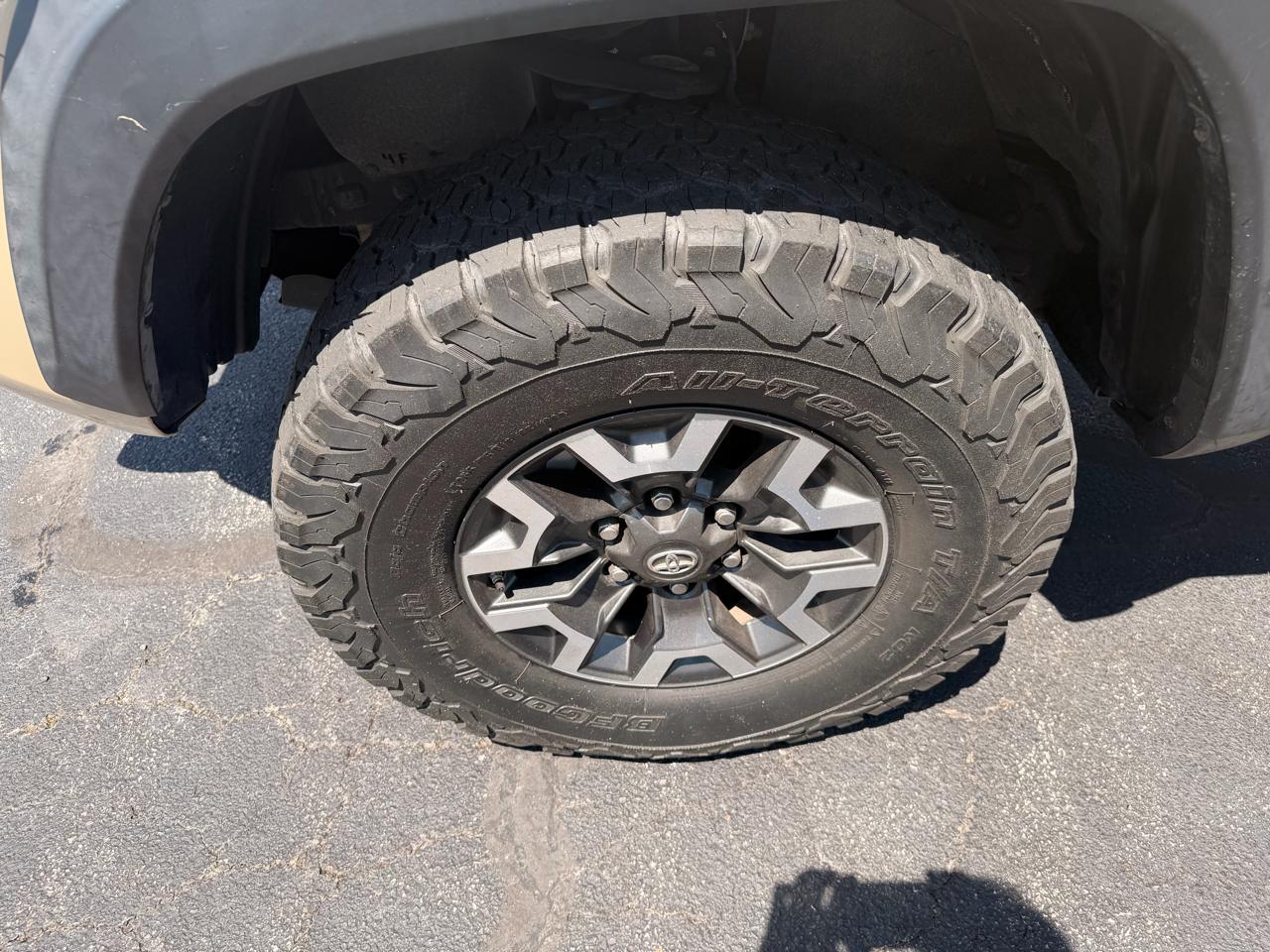 Toyota Tacoma TRD Off Road Double Cab 5' Bed V6 4x4 MT (Natl) 2017