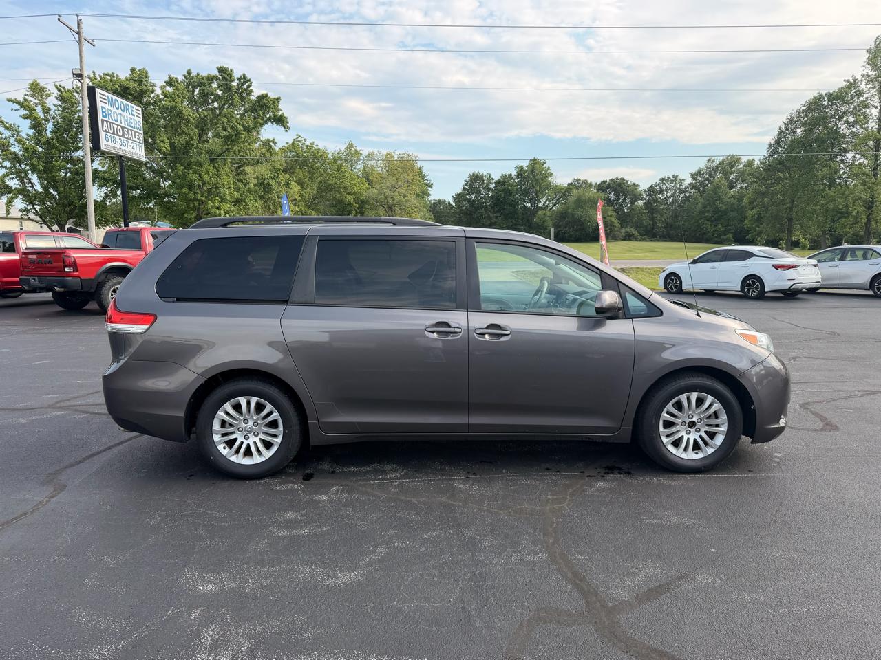 Toyota Sienna 5dr 7-Pass Van V6 XLE AAS FWD (Natl) 2013