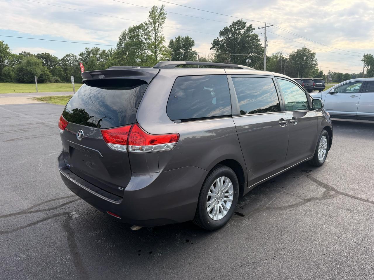 Toyota Sienna 5dr 7-Pass Van V6 XLE AAS FWD (Natl) 2013