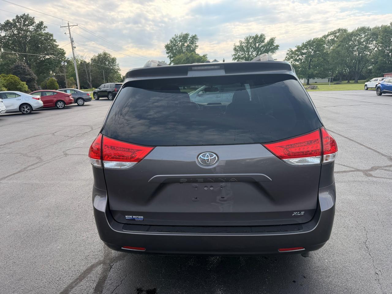 Toyota Sienna 5dr 7-Pass Van V6 XLE AAS FWD (Natl) 2013