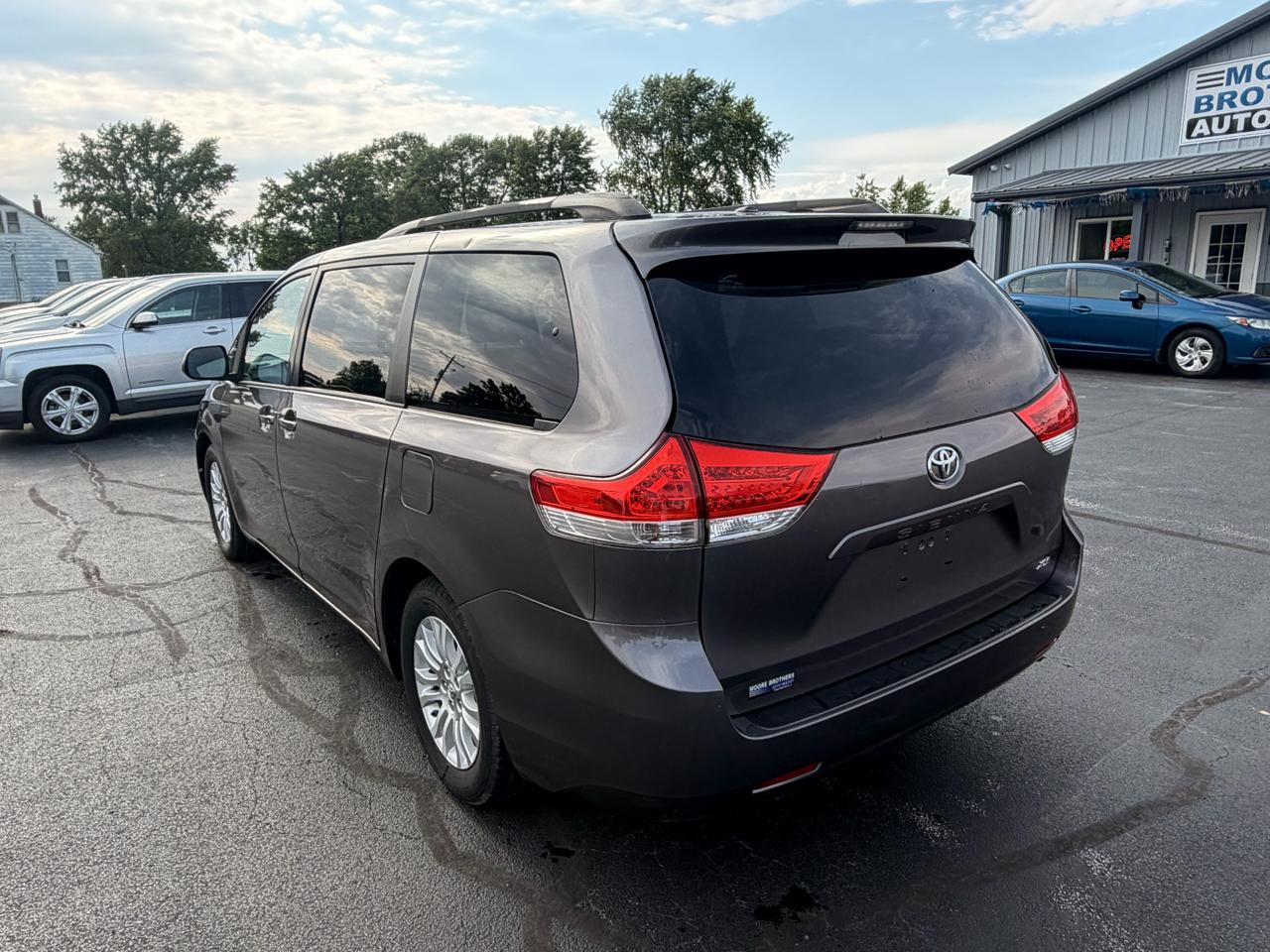 Toyota Sienna 5dr 7-Pass Van V6 XLE AAS FWD (Natl) 2013