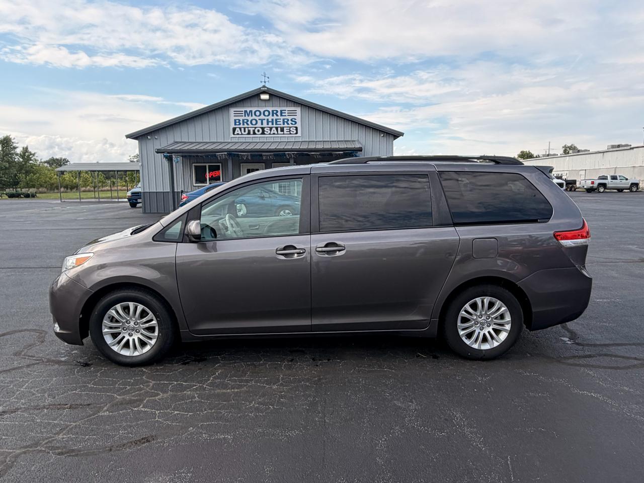 Toyota Sienna 5dr 7-Pass Van V6 XLE AAS FWD (Natl) 2013
