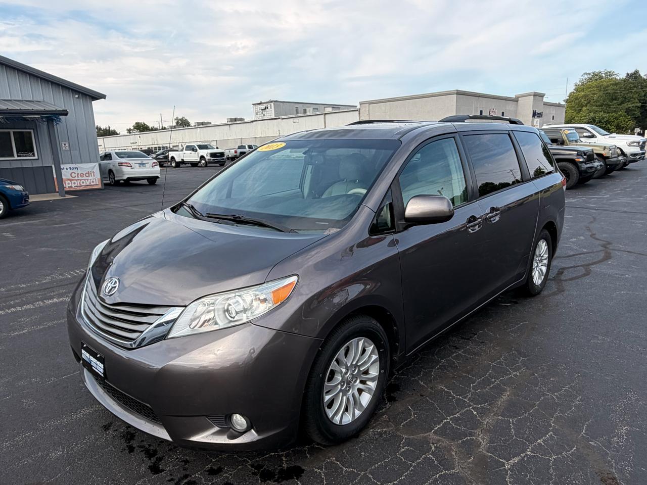 Toyota Sienna 5dr 7-Pass Van V6 XLE AAS FWD (Natl) 2013