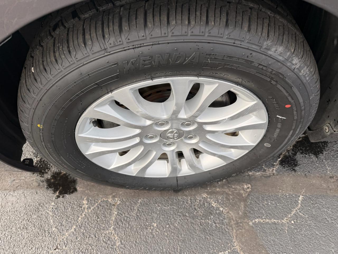 Toyota Sienna 5dr 7-Pass Van V6 XLE AAS FWD (Natl) 2013