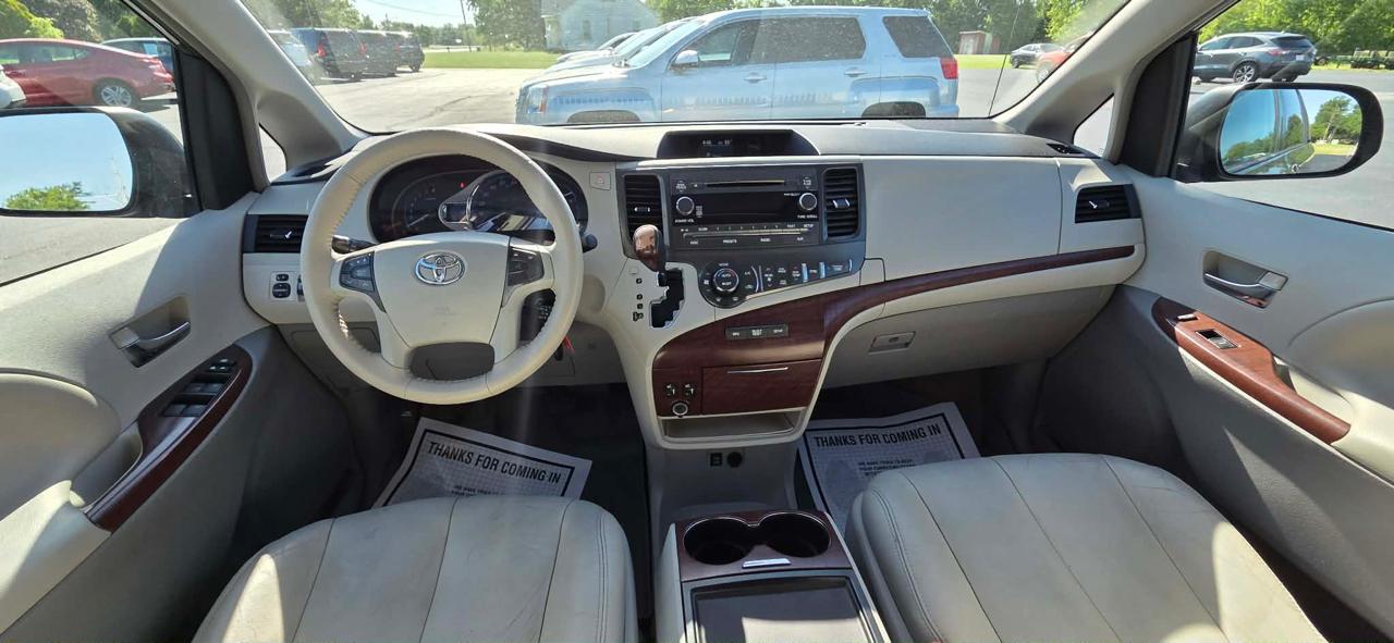 Toyota Sienna 5dr 7-Pass Van V6 XLE AAS FWD (Natl) 2013