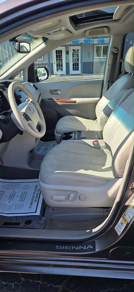 Toyota Sienna 5dr 7-Pass Van V6 XLE AAS FWD (Natl) 2013