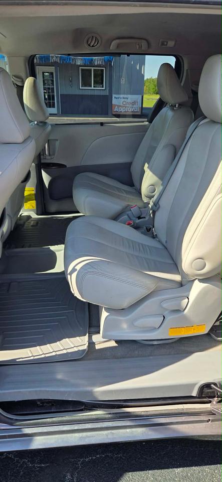 Toyota Sienna 5dr 7-Pass Van V6 XLE AAS FWD (Natl) 2013